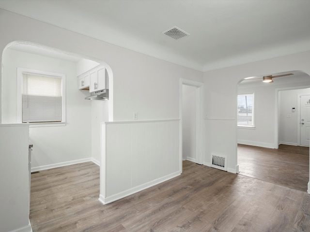 22625 Oaklane St, Warren, MI 48089 - unfurnished room with arched walkways, baseboards, light wood finished floors, and visible vents