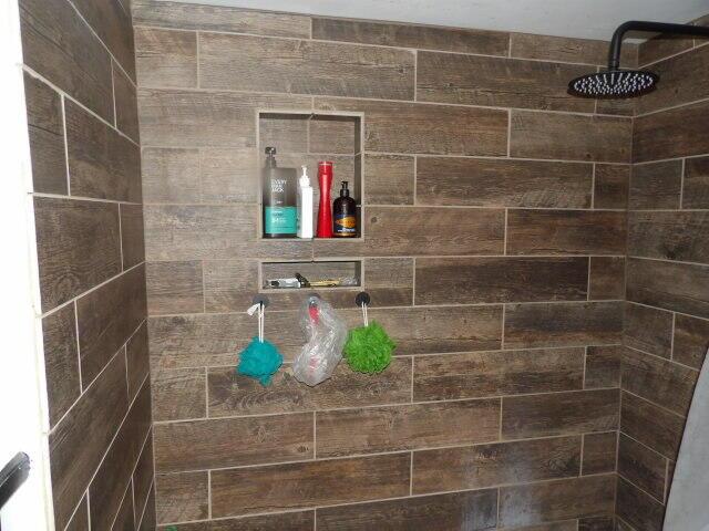 full bathroom featuring a tile shower