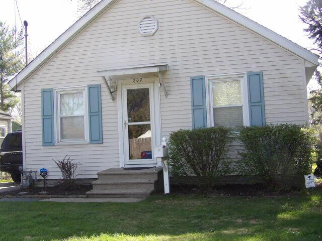 bungalow featuring entry steps