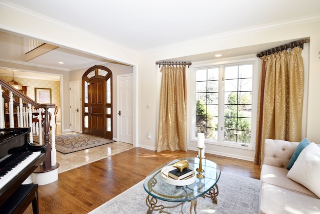 foyer featuring recessed lighting, baseboards, wood finished floors, visible vents, and ornamental molding