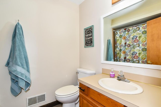 full bath with vanity, toilet, curtained shower, and visible vents