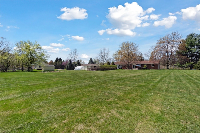 view of yard featuring an outdoor structure