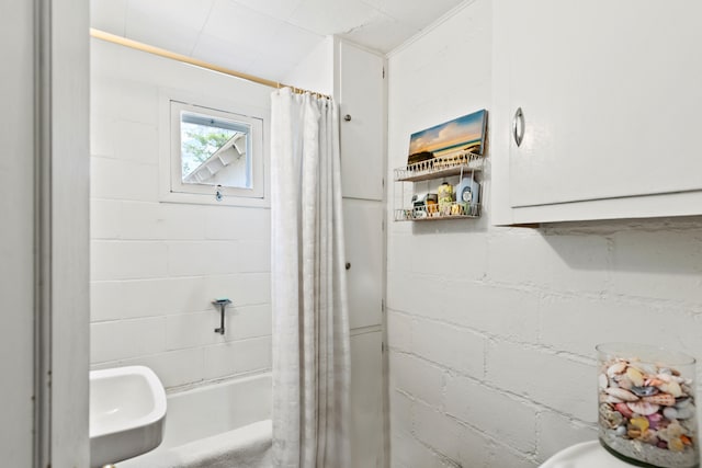 full bath with shower / bath combo with shower curtain