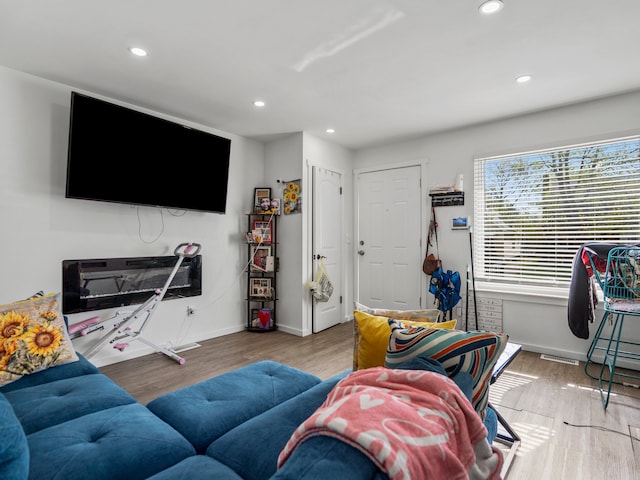 living area featuring wood finished floors, baseboards, visible vents, and recessed lighting