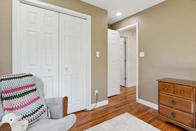 living area featuring recessed lighting, baseboards, and wood finished floors