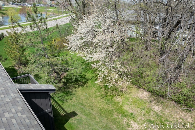 view of yard featuring a water view