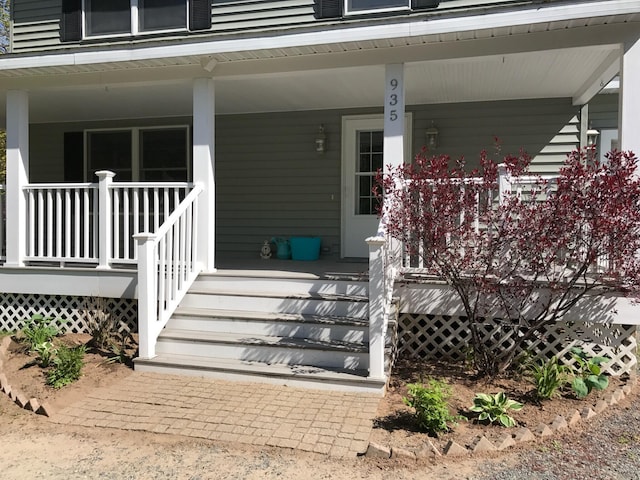 entrance to property featuring covered porch