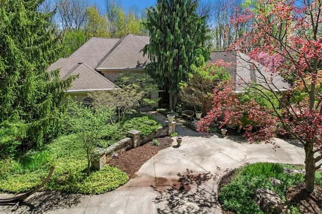 1293 Huntcliff, Milford, MI 48380 - view of yard with a patio area