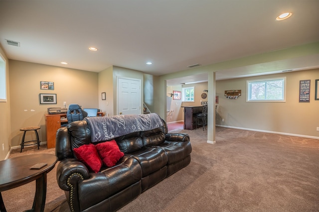 living area featuring visible vents, baseboards, a healthy amount of sunlight, and recessed lighting