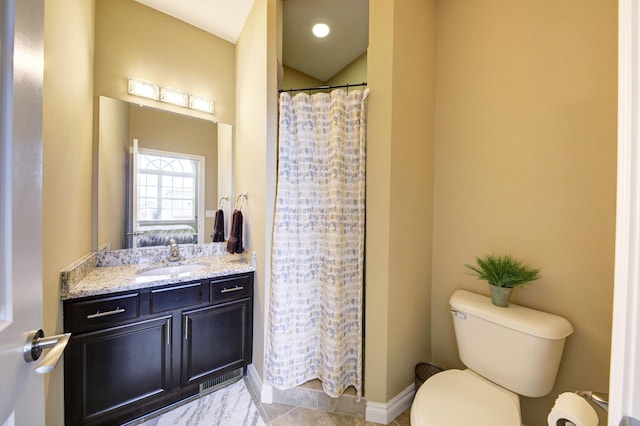 ensuite bathroom featuring vanity, toilet, ensuite bathroom, baseboards, and a shower with curtain
