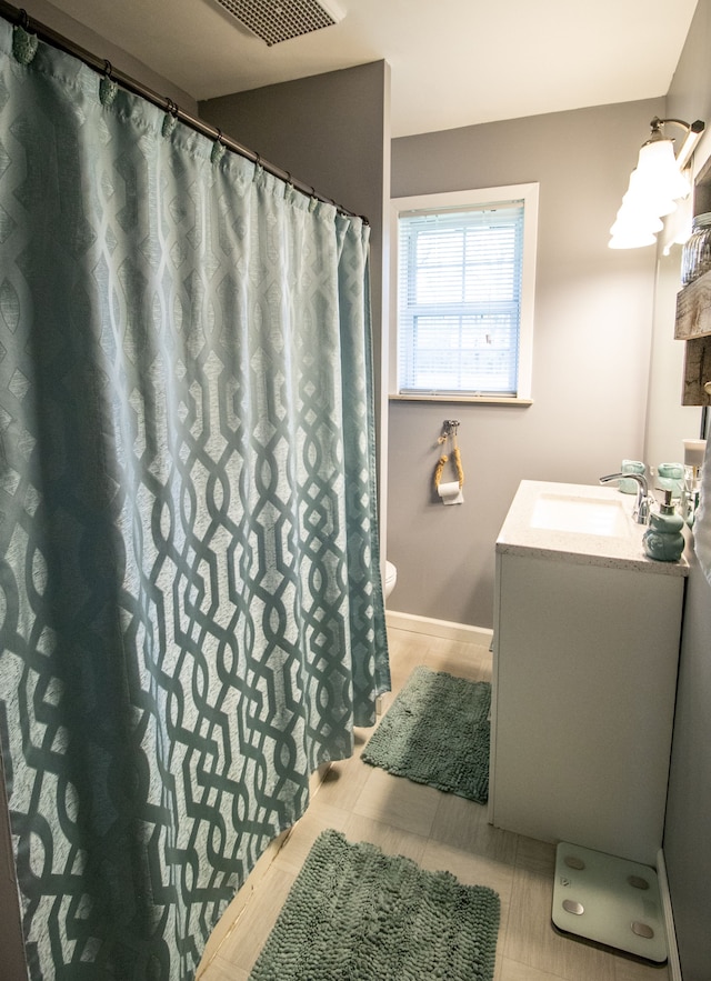 full bathroom with a shower with curtain, visible vents, vanity, baseboards, and toilet