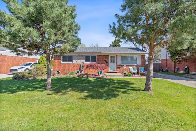 view of front of house featuring brick siding and a front lawn