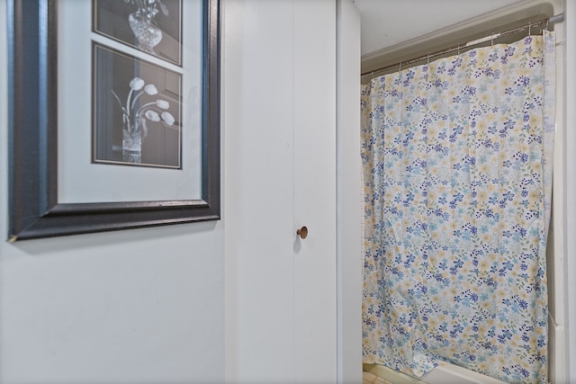 full bath with curtained shower