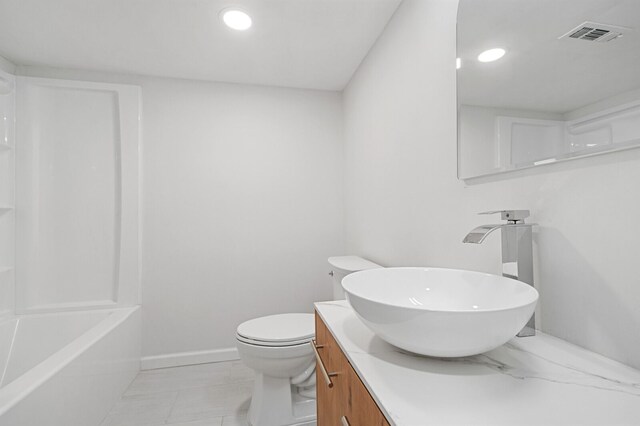 bathroom with vanity, visible vents, toilet, baseboards, and recessed lighting