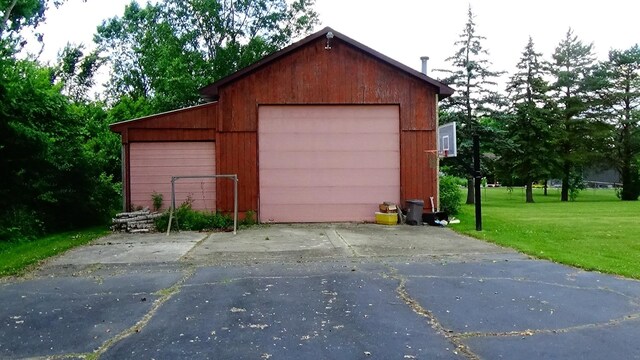 7407 Beecher Rd, Flint, MI 48532 - view of detached garage