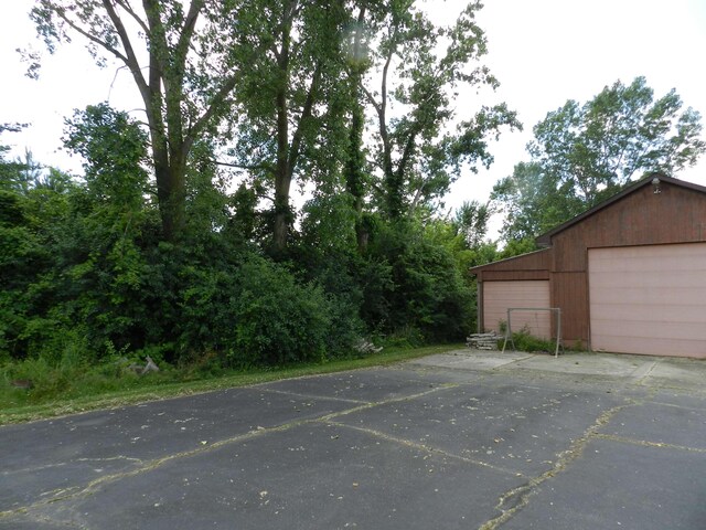 7407 Beecher Rd, Flint, MI 48532 - view of detached garage