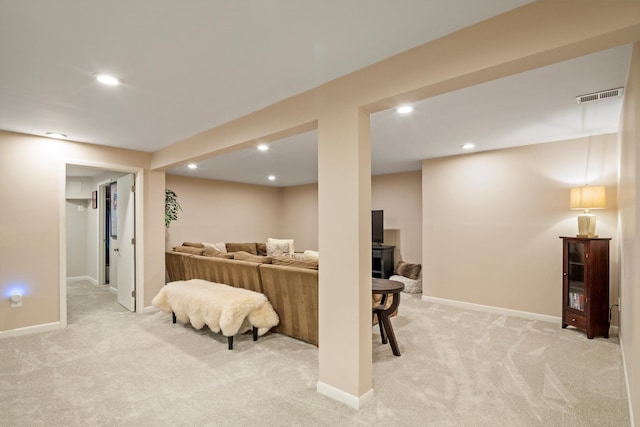 living room featuring visible vents, recessed lighting, baseboards, and light carpet