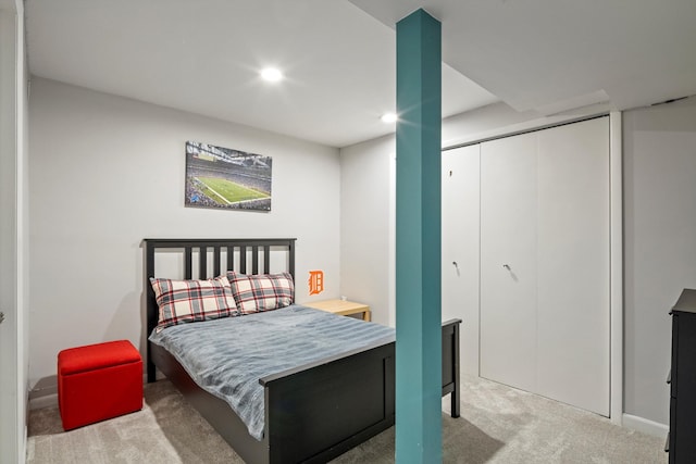 carpeted bedroom featuring recessed lighting and a closet