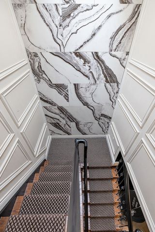 362 Keswick Rd, Bloomfield Hills, MI 48304 - view of staircase
