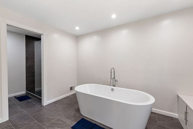 362 Keswick Rd, Bloomfield Hills, MI 48304 - full bath with recessed lighting, baseboards, a soaking tub, and vanity