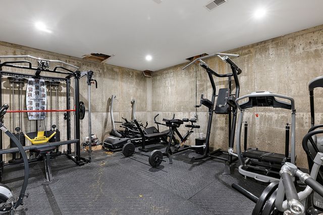 362 Keswick Rd, Bloomfield Hills, MI 48304 - exercise area featuring visible vents