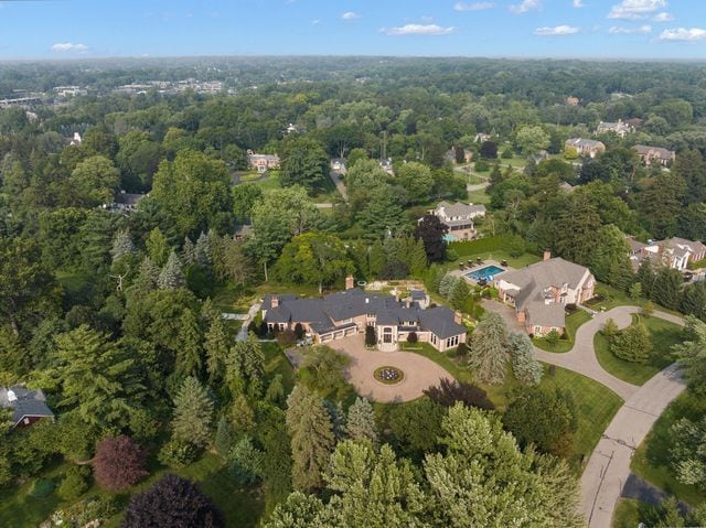 362 Keswick Rd, Bloomfield Hills, MI 48304 - birds eye view of property featuring a forest view