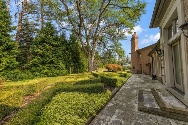 362 Keswick Rd, Bloomfield Hills, MI 48304 - view of yard with a patio