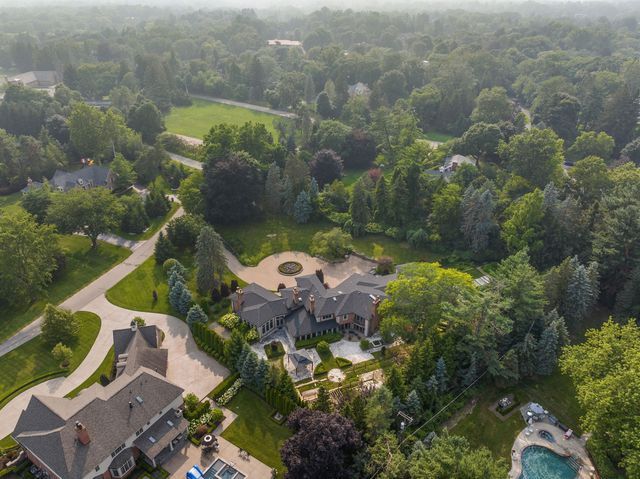 362 Keswick Rd, Bloomfield Hills, MI 48304 - aerial view with a wooded view