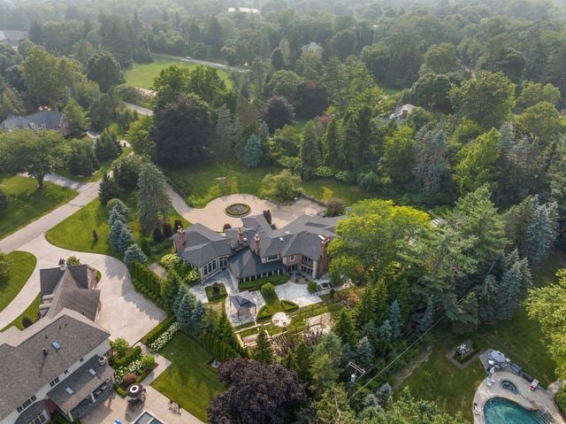 362 Keswick Rd, Bloomfield Hills, MI 48304 - birds eye view of property with a wooded view
