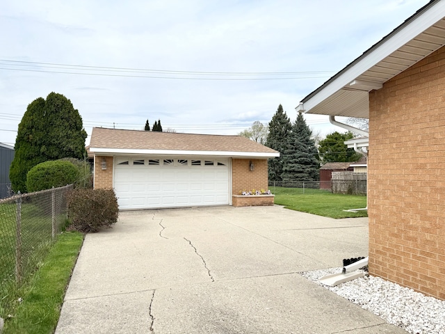 1536 W 13 Mile Rd, Madison Heights, MI 48071 - detached garage featuring fence