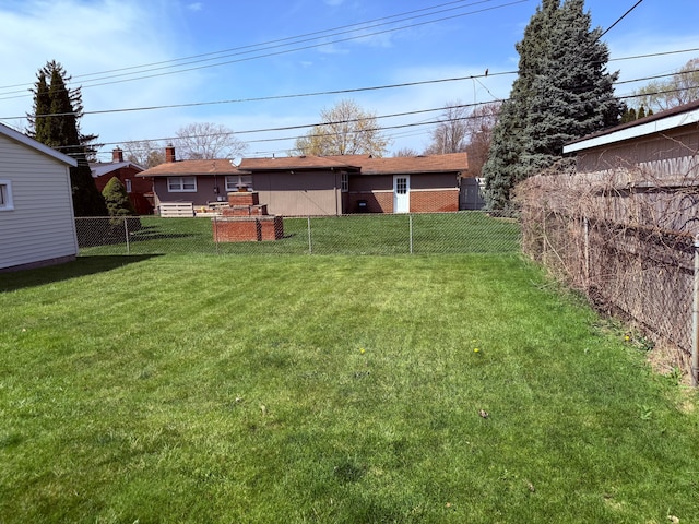 1536 W 13 Mile Rd, Madison Heights, MI 48071 - view of yard featuring a fenced backyard