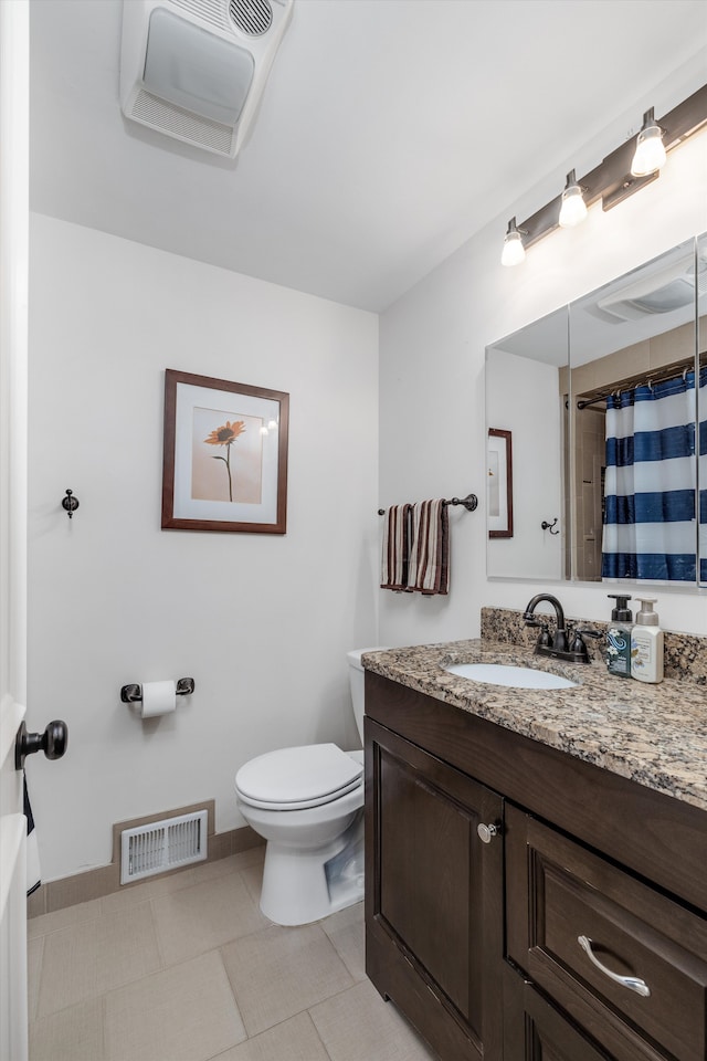 full bath featuring visible vents, vanity, toilet, baseboards, and a shower with shower curtain