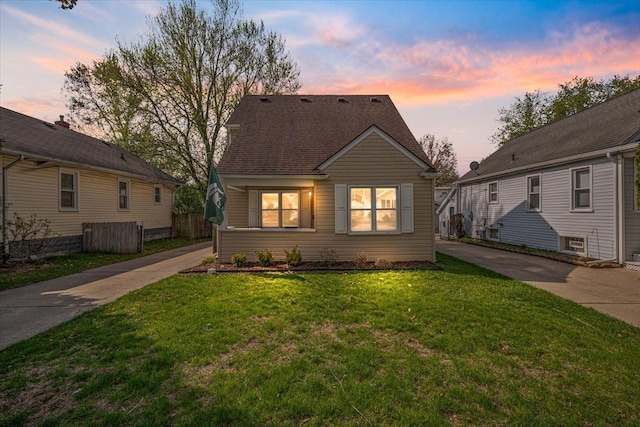 view of front of property featuring fence and a front yard