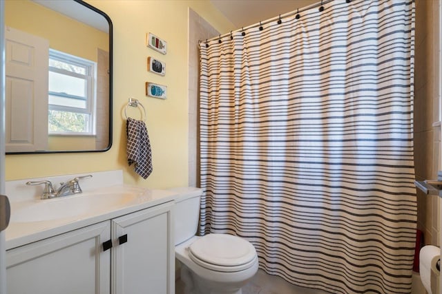 full bath featuring vanity, toilet, and a shower with curtain