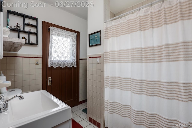 879 Lawrence St, Detroit, MI 48202 - full bath featuring tile walls, wainscoting, tile patterned flooring, and a shower with curtain