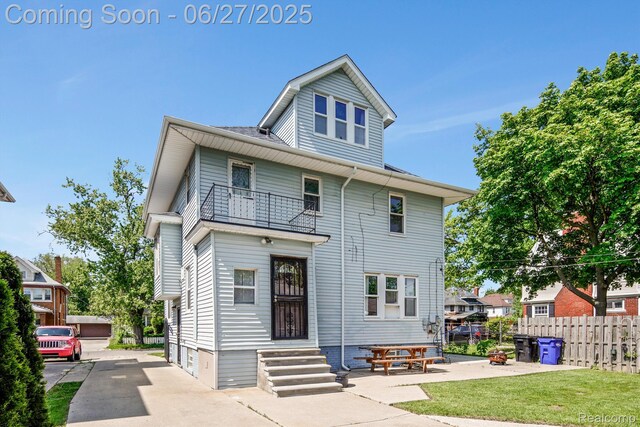 879 Lawrence St, Detroit, MI 48202 - traditional style home featuring a balcony and entry steps