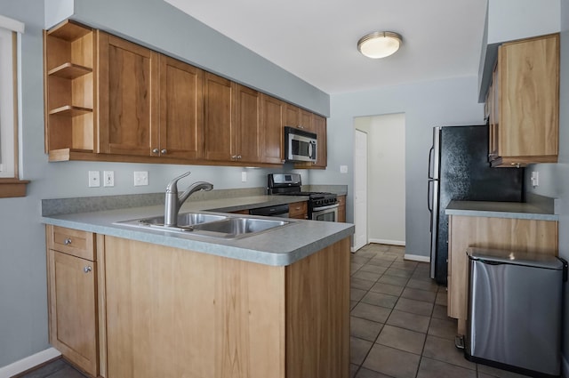 kitchen with open shelves, a peninsula, baseboards, a sink, and stainless steel appliances