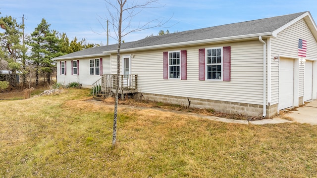 view of front of house featuring a garage, a front yard, and a shingled roof