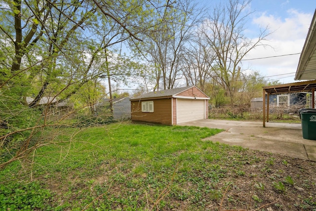 view of yard featuring an outdoor structure and a detached garage