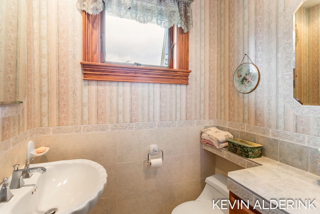 201 N Woodworth St, Corunna, MI 48817 - bathroom with wallpapered walls and tile walls