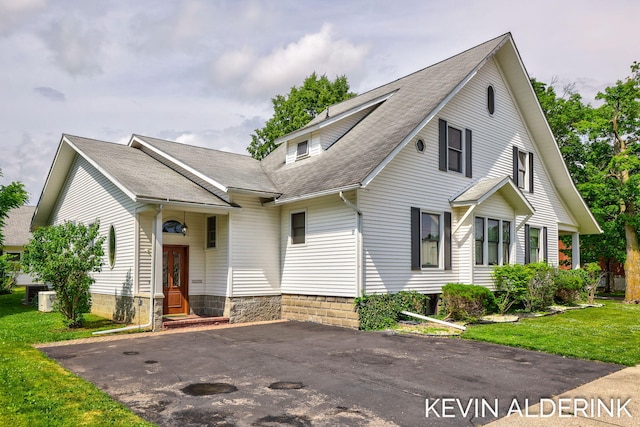 201 N Woodworth St, Corunna, MI 48817 - view of front facade featuring a shingled roof and a front lawn
