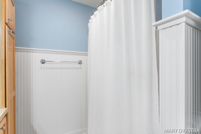 bathroom with wainscoting
