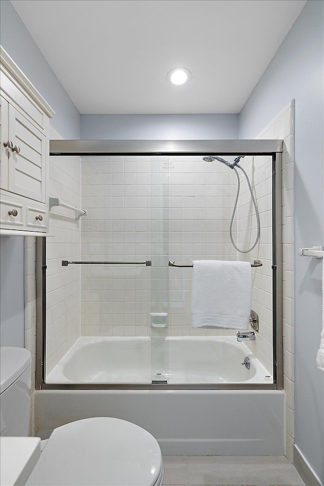 full bath with recessed lighting, bath / shower combo with glass door, baseboards, and toilet