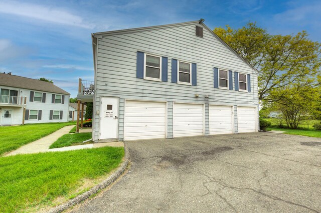 3067 Oakridge, Lake Orion, MI 48360 - garage with driveway