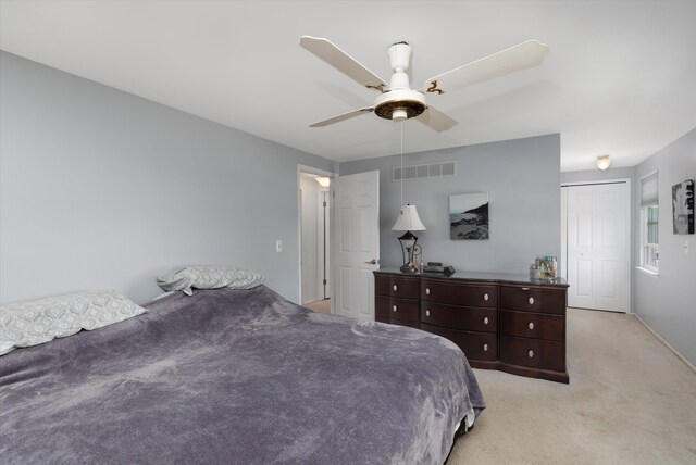 bedroom with carpet floors, a ceiling fan, visible vents, and a closet