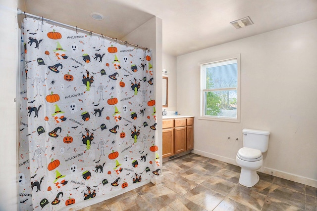 full bath with vanity, visible vents, curtained shower, toilet, and baseboards