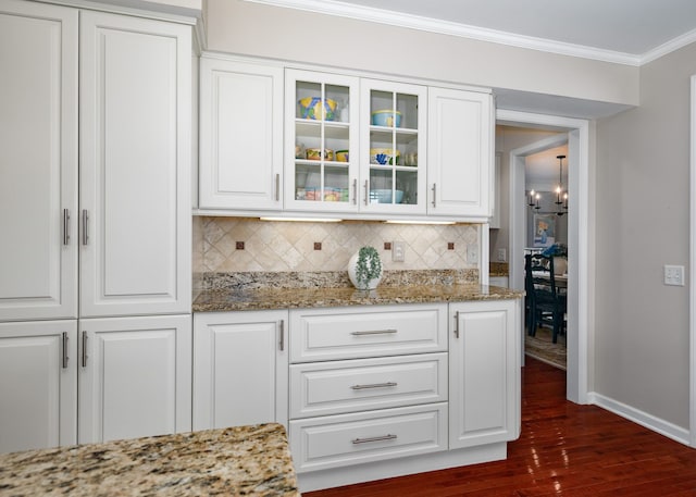 1699 Devonwood Dr, Rochester Hills, MI 48306 - bar with crown molding, an inviting chandelier, dark wood finished floors, baseboards, and decorative backsplash