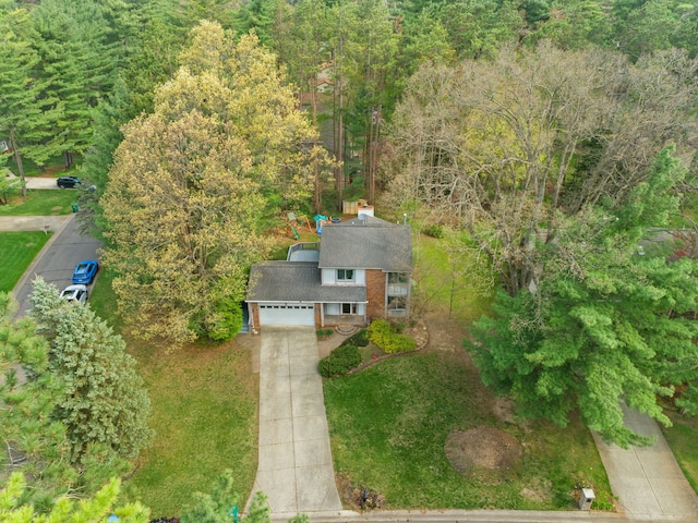 bird's eye view featuring a wooded view
