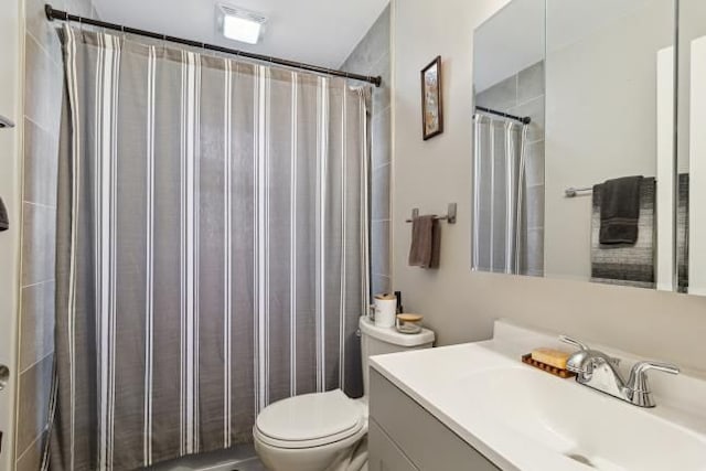full bathroom featuring toilet, a shower with curtain, and vanity