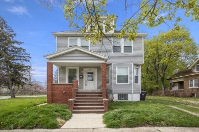 view of front of house featuring covered porch and a front lawn